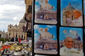 Álhírek és hamis képek a pápai ravatalról