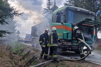 Vastagon füstöl Homoródfürdőnél a lerobbant teherautó – videó