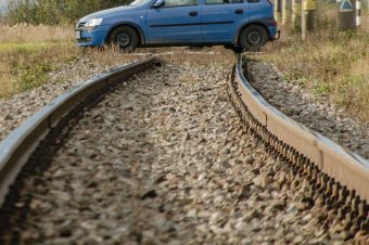Leállhatott az autó motorja a vasúti átkelőn, ez okozhatta a két halálesettel járó tragikus balesetet