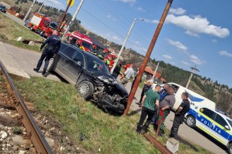 Autó és személyvonat ütközött Galócásnál