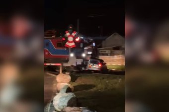 Videóra vették, ahogy elüti a vonat a személyautót