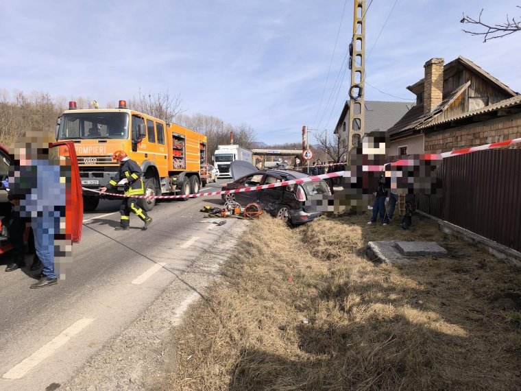 Két autó ütközött, ketten szorultak a roncsok közé