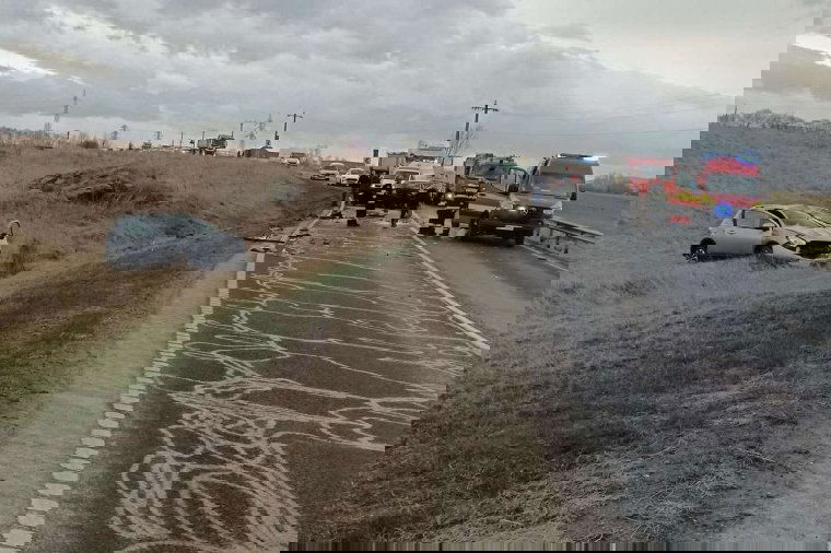 Frontálisan ütközött két autó, mindkét sofőr megsérült