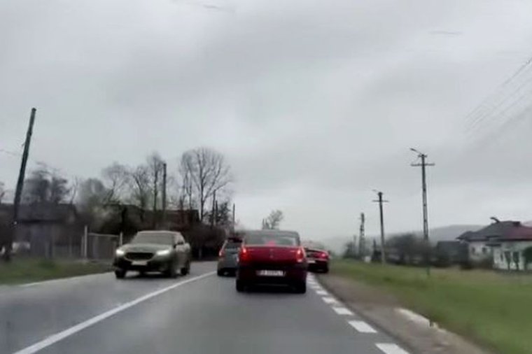 Folytonos vonalon előzött, és a mellette lévőnek kellett lehúznia az útról, hogy elkerüljék a balesetet – videó