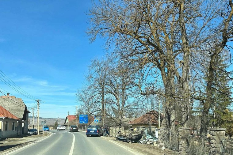 Autó borult fel Csíkszentmárton főútján