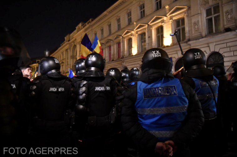 Hat büntetőeljárás indult, tetemes bírságokat szabtak ki a vasárnapi rendbontások miatt