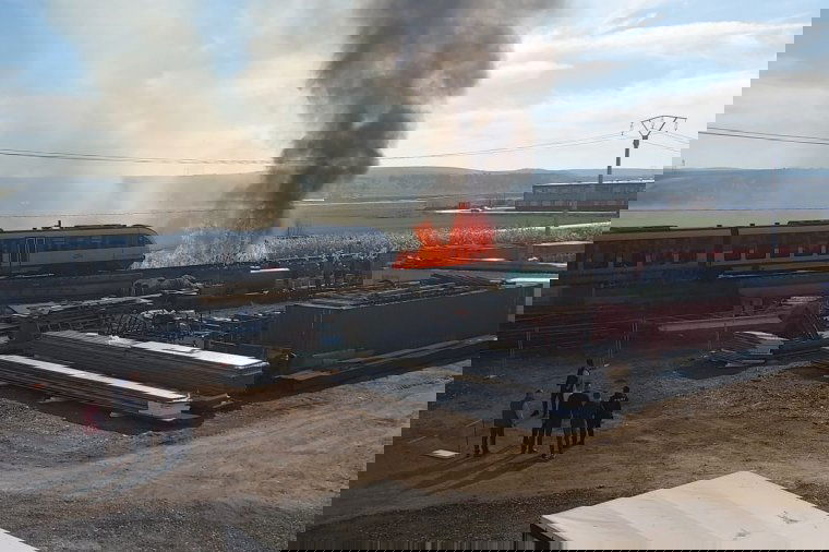 Begyújtották a nádat és épp akkor haladt el a vonat