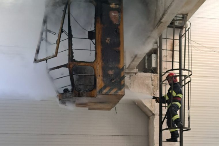 Lángra kapott egy munkagép Székelyudvarhelyen, lakás gyúlt ki Gyergyószentmiklóson
