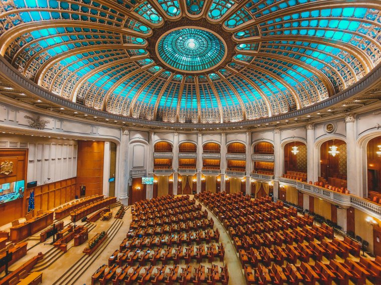 Deficitcsökkentés felelősségvállalással: hétfőn délután ül össze a parlament