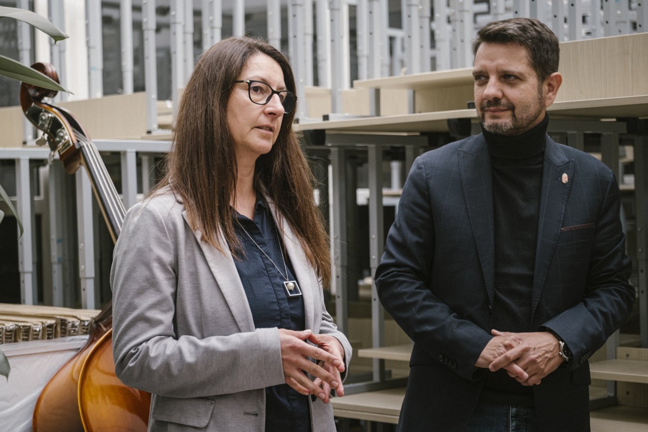 Átadták az adományként vásárolt hangszereket és taneszközöket. Balról jobbra: Bakcsy Tünde, a CsVE ügyvezetője, Dolhai István főkonzul •  Fotó: Magyarország csíkszeredai főkonzulátusa
