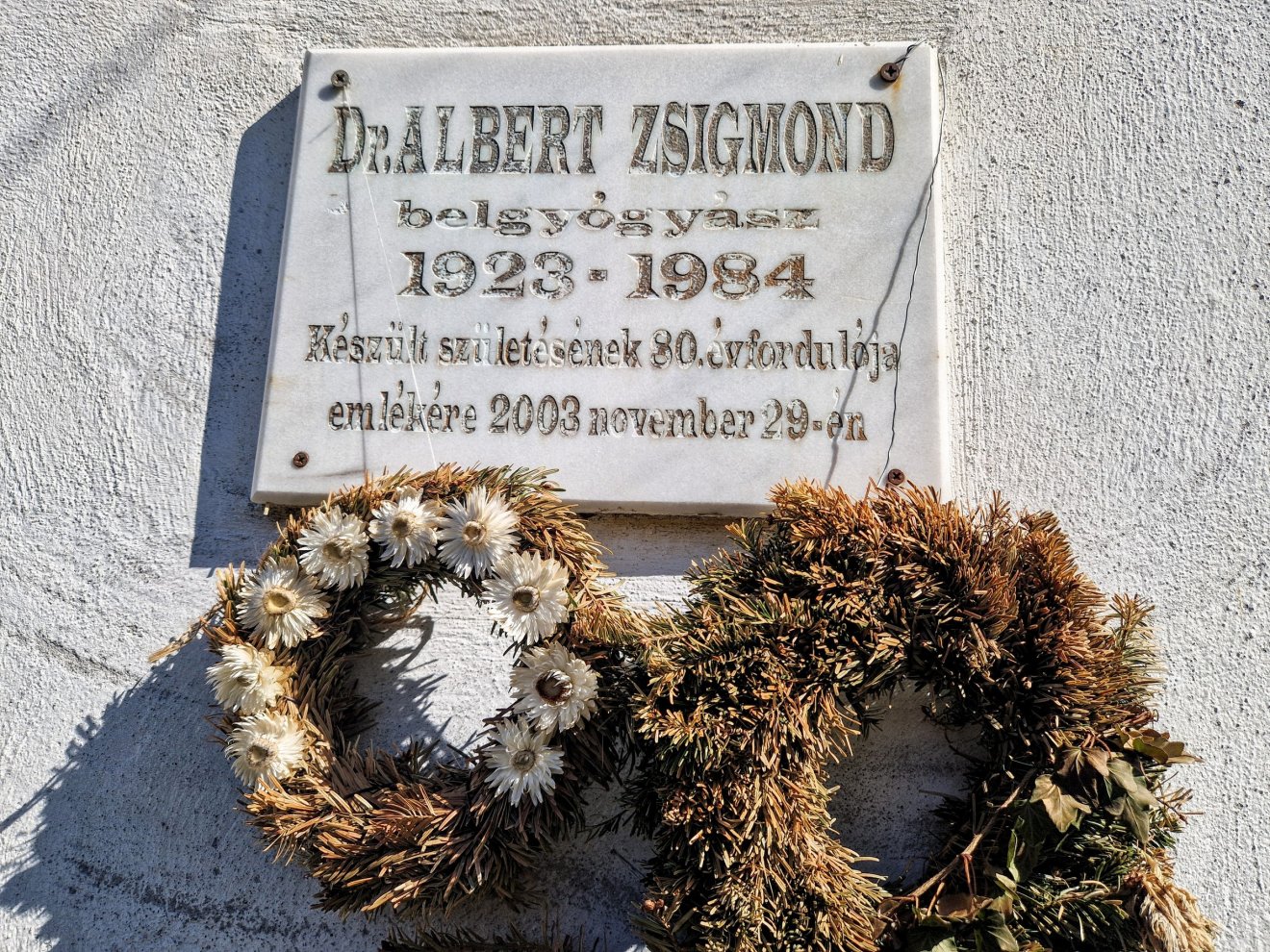 Emléktábla a templom falán