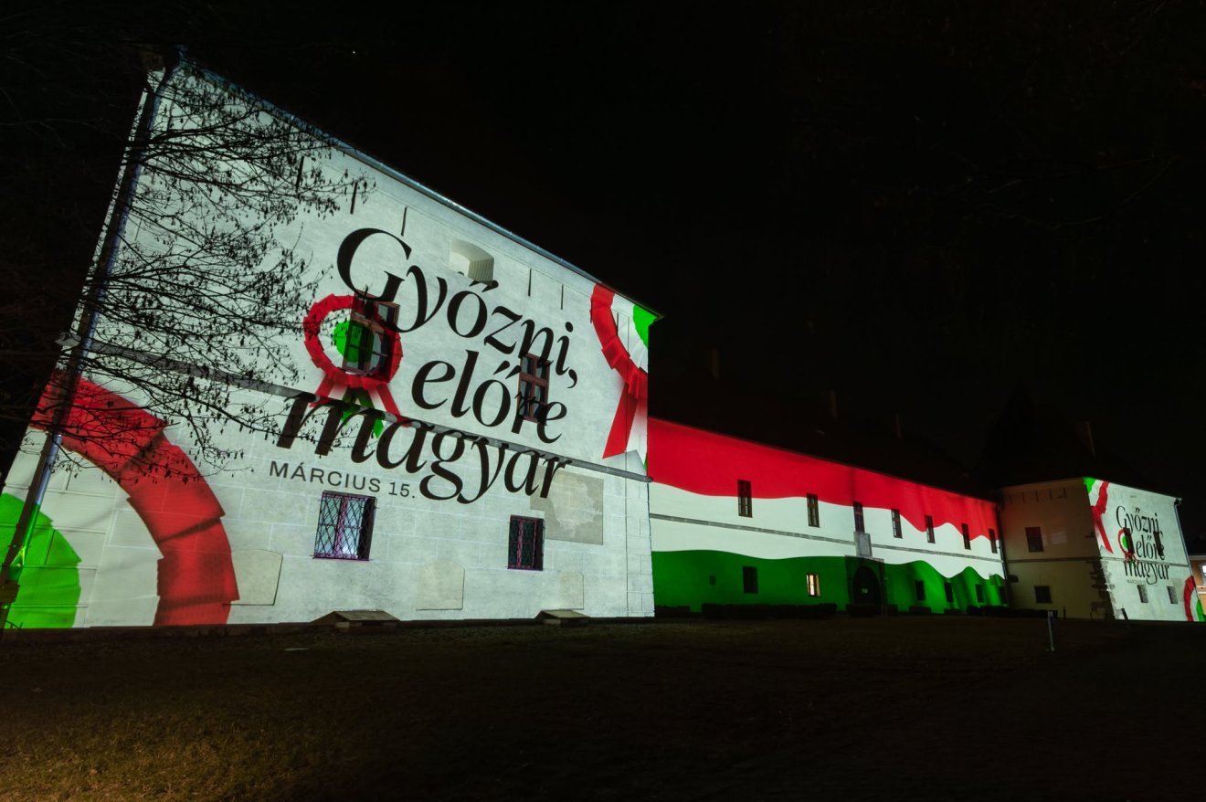 Március 15. hősei előtt tisztelegve piros-fehér-zöldbe borult a csíkszeredai Mikó-vár homlokzata &bullet;  Fotó: Pinti Attila
