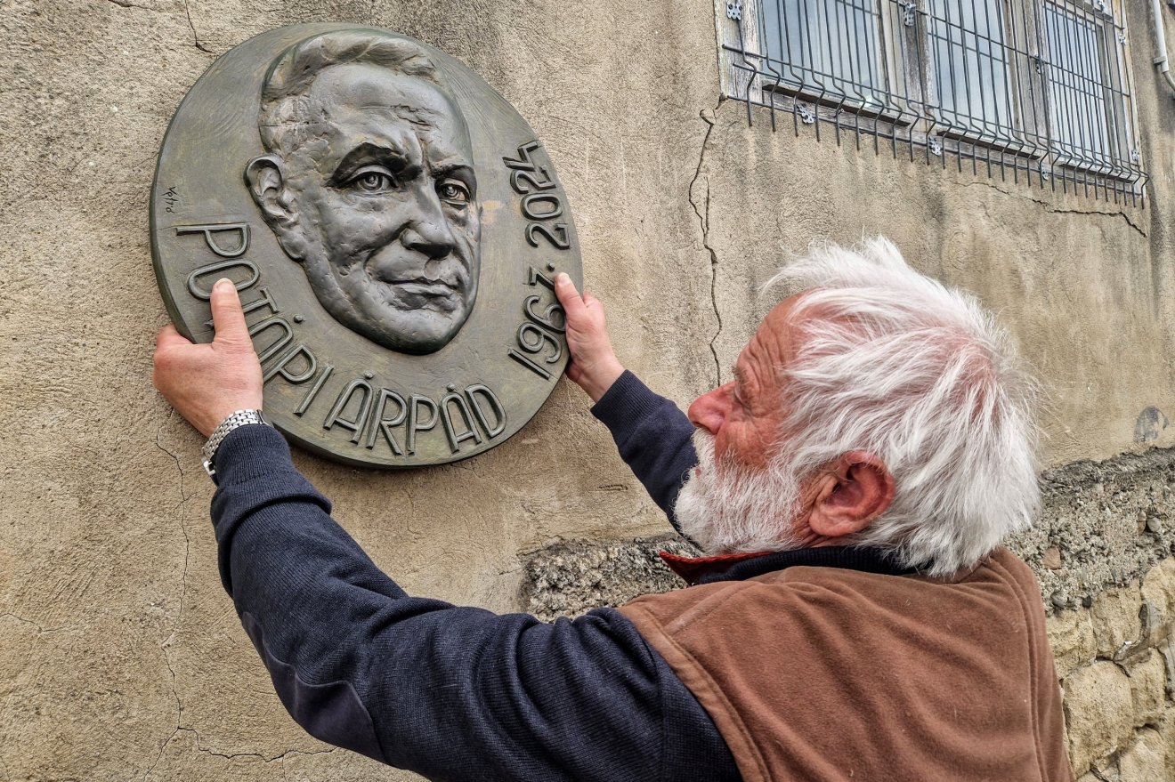 Vetró András épp azt próbálja, a dombormű miként fog mutatni a falon. Időn túli köszönet