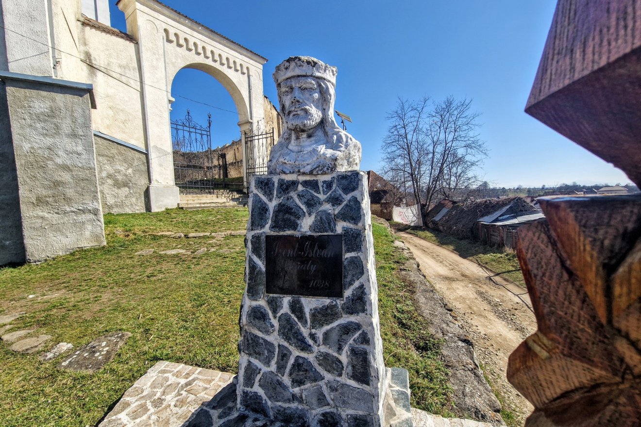 Szent István szobra a bölöni vártemplom előtt