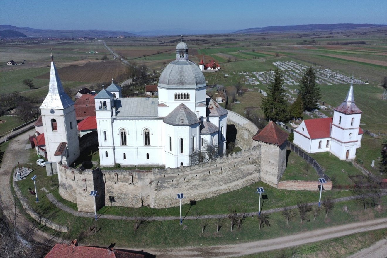 A ma álló unitárius templomot 1893 és 1895 között építették Pákei Lajos műépítész tervei alapján