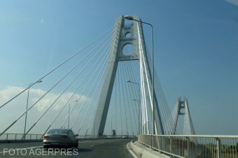 Jókora dugót okozott Călin Georgescu híve, amikor felmászott az Agigea-hídra – videóval