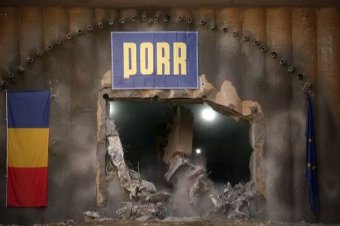 Mint egy éhes ragadozó, úgy tört ki a gép az épülő autópálya-alagútból – videóval