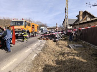 Két autó ütközött, ketten szorultak a roncsok közé