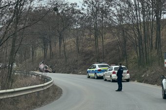 Feje tetejére állt egy autó Székelyszentmihály közelében