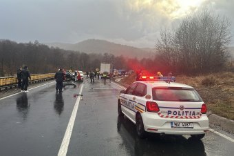 Két nő meghalt két személyautó és egy kamion ütközésekor a szomszéd megyében – videóval