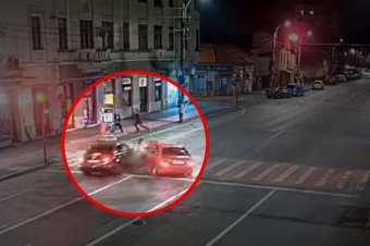 Hajszálon múlt, hogy nem csapta el a gyalogosokat a kisodródó autó – videó