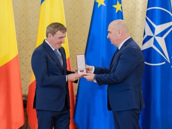 Gheorghe Hagi átvette Ilie Bolojantól a Románia Csillaga érdemrendet