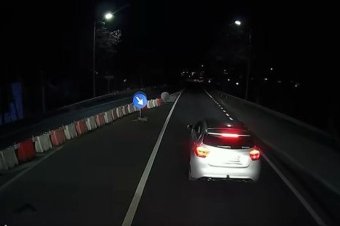 Elgurult a gyógyszer? Záróvonalas előzés, autóból kidobás, büntetőfékezés – videóval