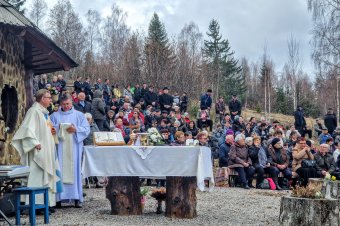 Székelyföld minden szegletéből érkeztek zarándokok a csinódi rönkkápolnához