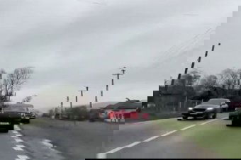 Folytonos vonalon előzött, és a mellette lévőnek kellett lehúznia az útról, hogy elkerüljék a balesetet – videó