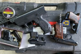 Rendőrségi razzia: fegyvereket és lőszereket foglaltak le