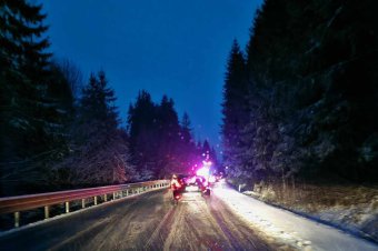 Nyergesvontató akadt el a havas úton Szentegyháza és Csíkszereda között