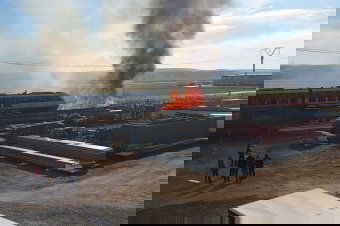 Begyújtották a nádat és épp akkor haladt el a vonat