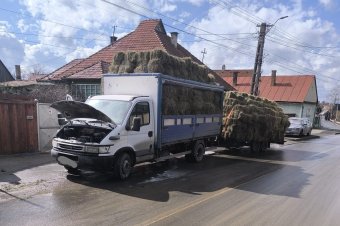 Szénabálákat szállító haszongépjármű gyúlt ki Gyergyószentmiklóson