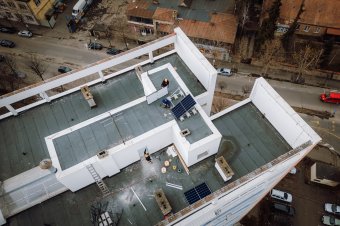 Több száz család számláit csökkenthetik a tömbházakra telepített napelemek Marosvásárhelyen