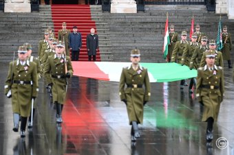 Felvonták a nemzeti lobogót az Országház előtt