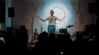 Perkucigo: zenés stand-up előadás a befelé vezető útról