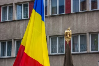 Felmérés ellentmondással: a romániaiak többsége büszke hazájára, de abban kevésbé hisz, hogy az képes jövőt biztosítani a gyermekei számára