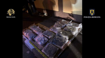 Autómentővel szállított járművön csempésztek kábítószert a drogkereskedők