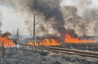 Bozóttűz miatt állt meg egy utasszállító vonat az egyik erdélyi vasútvonalon
