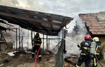 Veszélyes garázstűzhöz riasztották a tűzoltókat