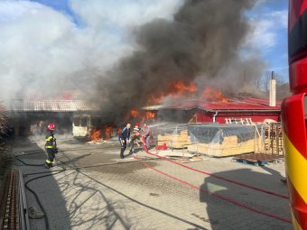 Udvaron gyúlt ki egy haszongépjármű, a lángok egy épületre is átterjedtek