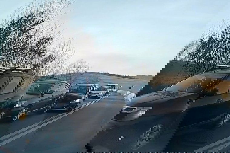 Autók ütköztek az ülkei eltérő közelében, nehézkesen haladt a forgalom – frissítve
