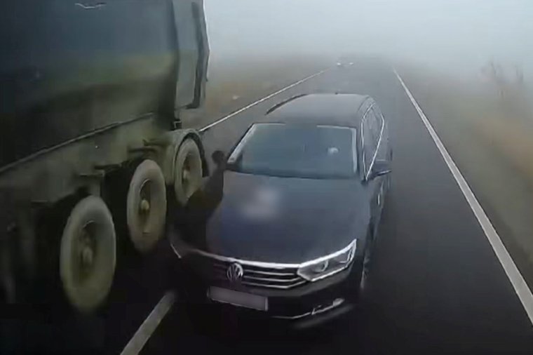 Semmit nem lehetett látni a totális ködben a frontális ütközés előtt – videóval