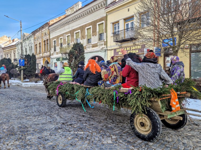 Bábuégetés nélkül is elűzték a telet Kézdivásárhelyről
