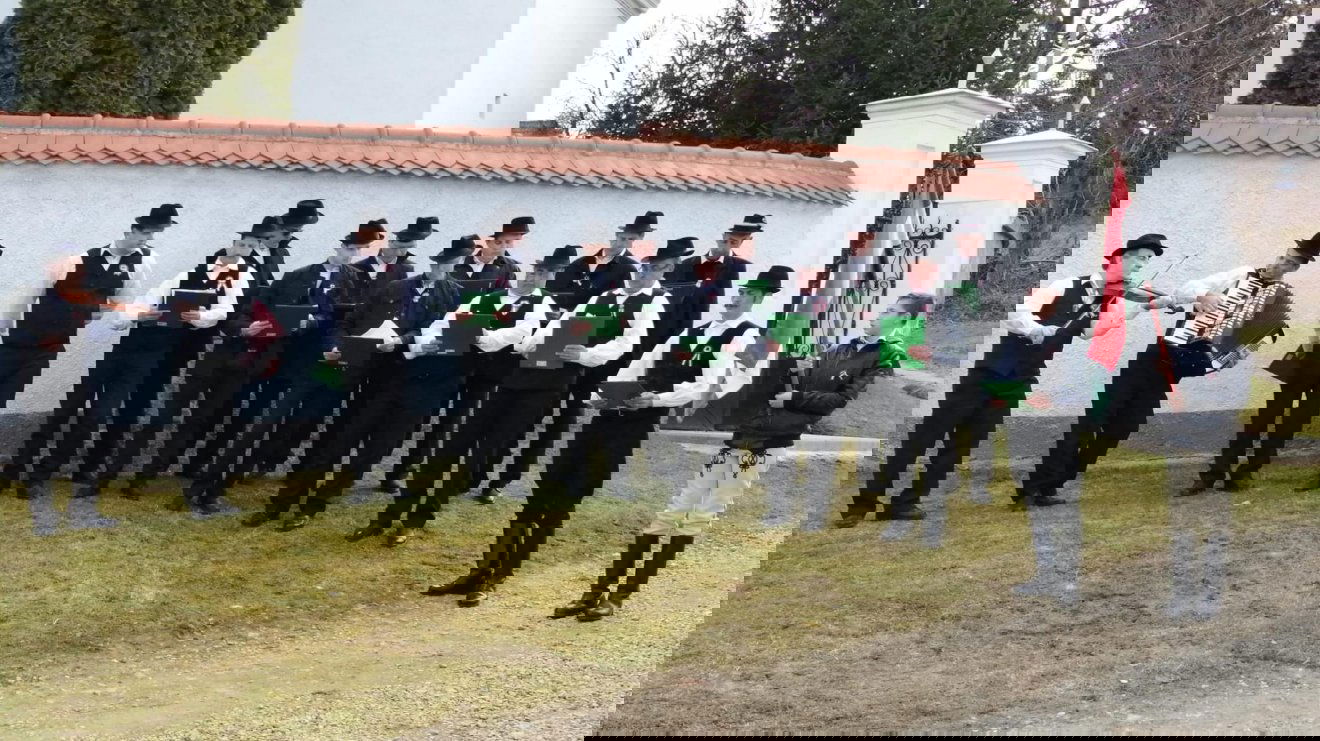 ... és 