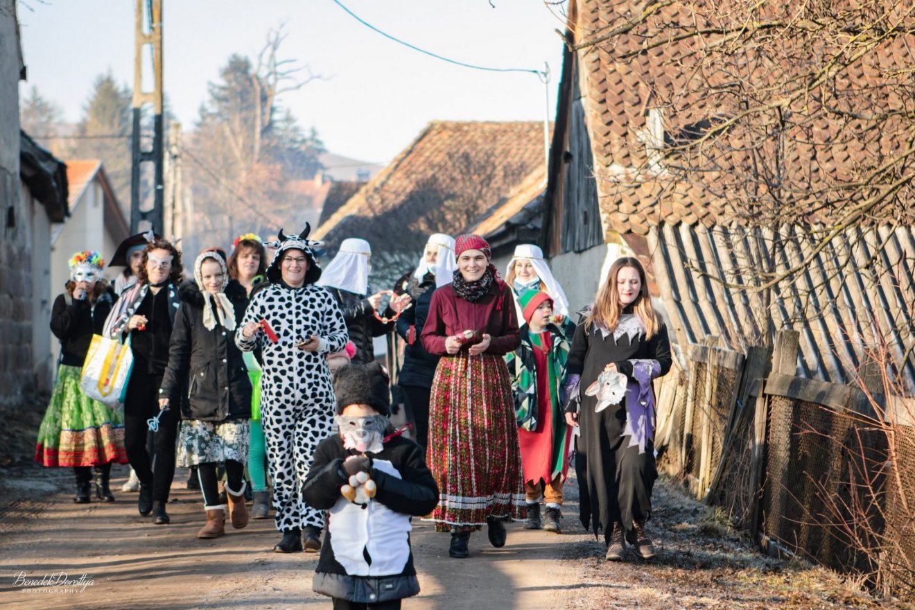 A farsangolás pár éve került ki az iskola falai közül