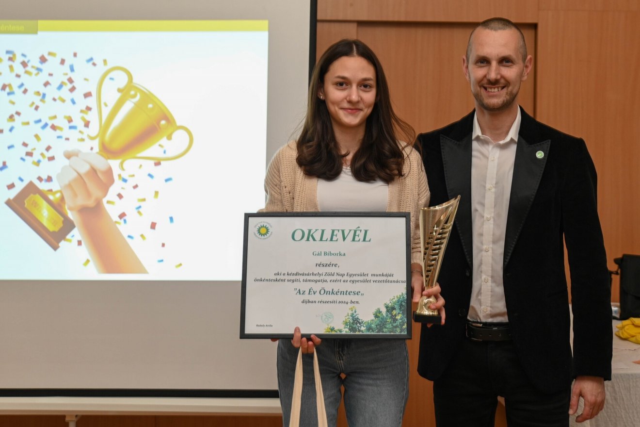Ráduly Attila, az egyesület elnoke adta át az oklevelet •  Fotó: Merve Sultan Vural