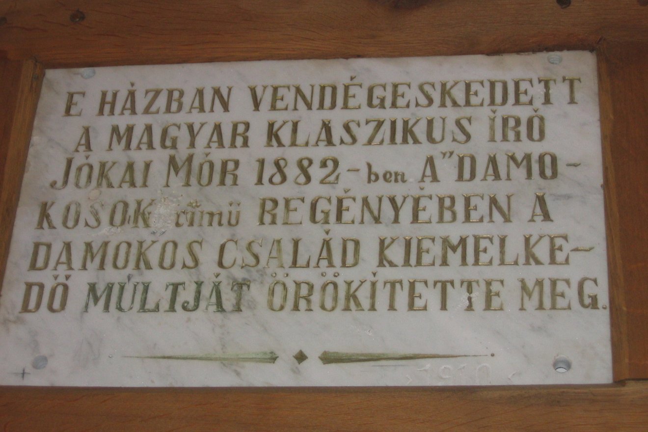 Emléktábla a csernátoni Damokos-kúriában (felirata téves, valójában 1881-ben járt itt Jókai)