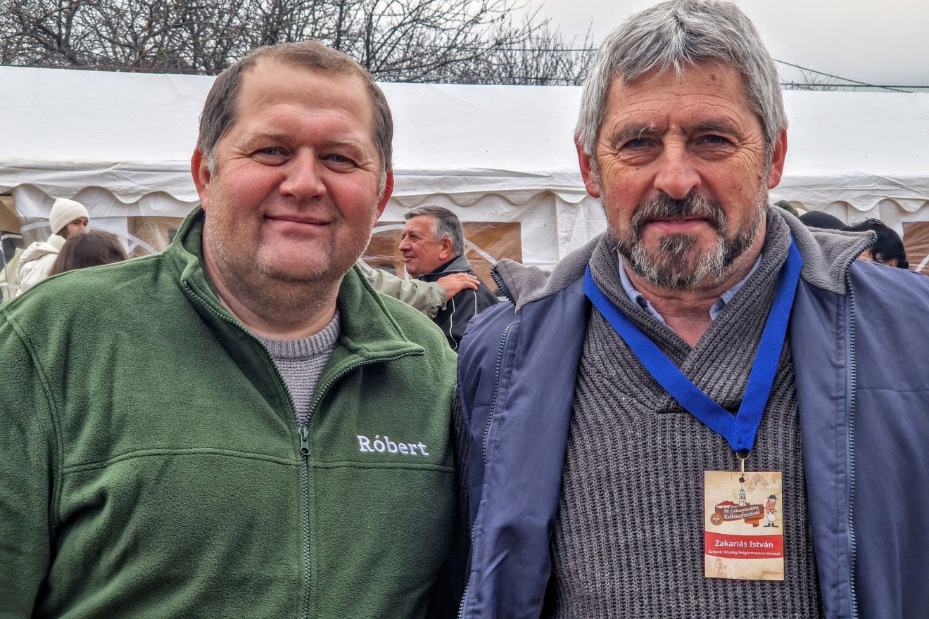 András Róbert főszervező és Zakariás István, Szépvíz alpolgármestere, a tavaly győztes csapat 