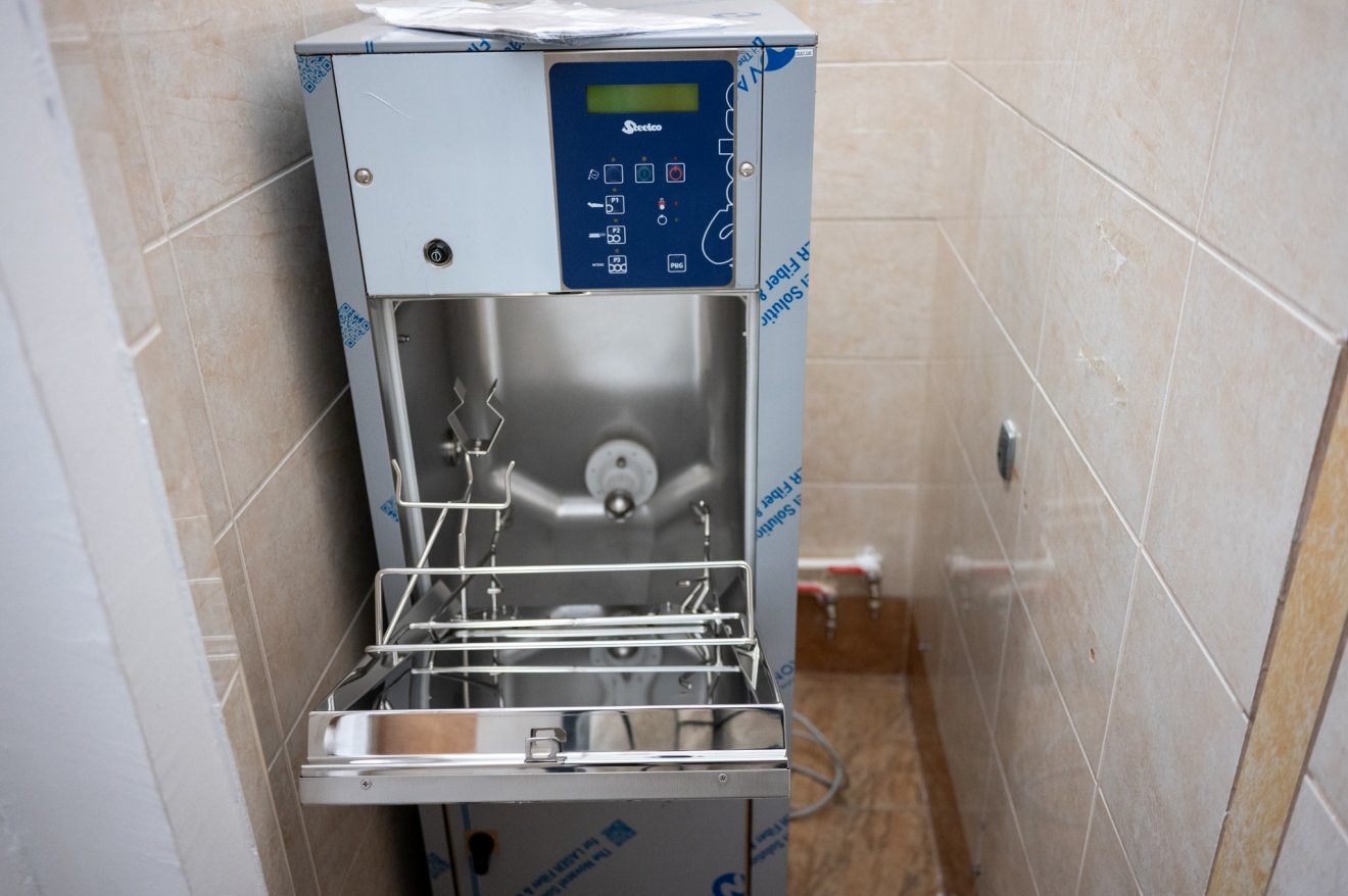 Korábban nem voltak ágytálak és vizelő kacsák fertőtlenítésére alkalmas automata készülék